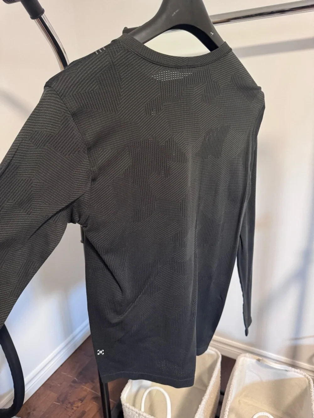 Lululemon Men's Long Sleeve Crewneck Shirt - Black - Picture 4 of 5